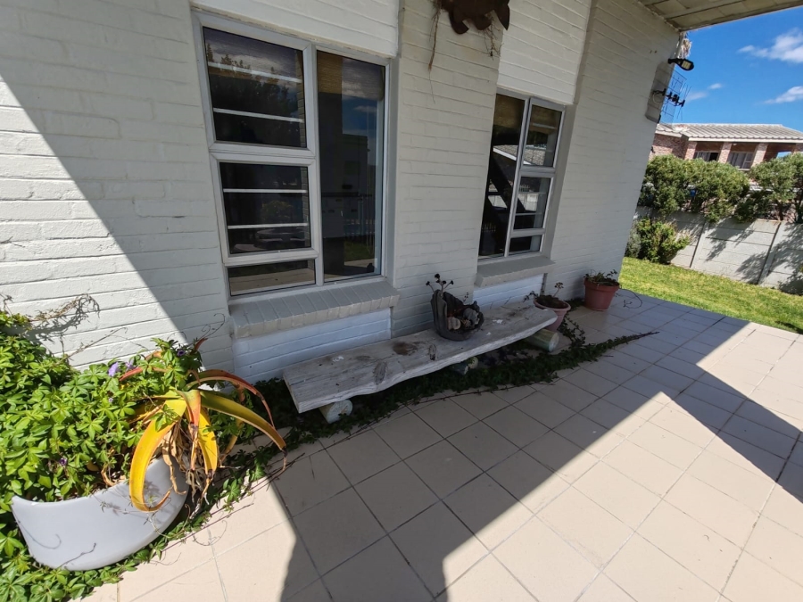 4 Bedroom Property for Sale in De Kelders Western Cape